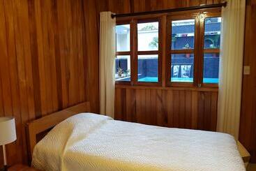 پانسیون Hostal La Maison Canadiense