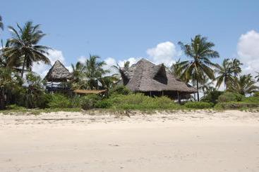 هتل The Beach Crab Resort