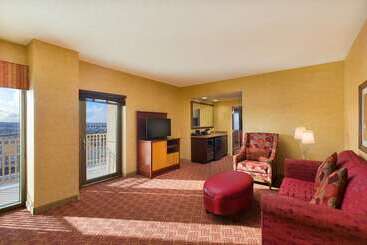هتل Embassy Suites By Hilton Charlotte Concord Golf Resort & Spa