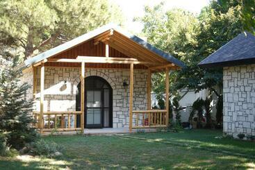 تختخواب و صبحانه Pino Mar Luxury Bungalows