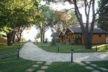 تختخواب و صبحانه Pino Mar Luxury Bungalows