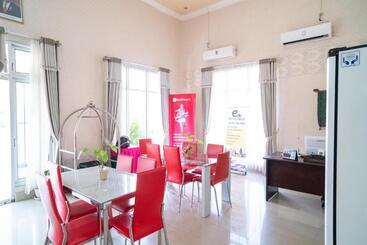 Отель Reddoorz @ Jalan Pendidikan Mataram