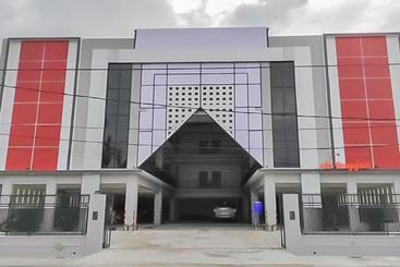 Отель Reddoorz Syariah Plus Near Tanjungpura University 2 Pontianak