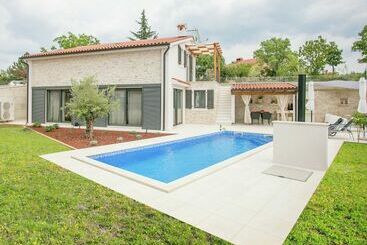 茅舍 Luxury Villa With Private Pool & Fenced Garden With Veranda Near Tinjan