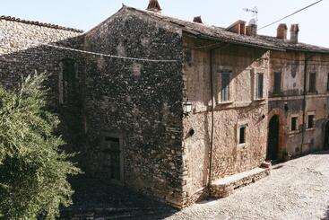فندق Albergo Diffuso Crispolti