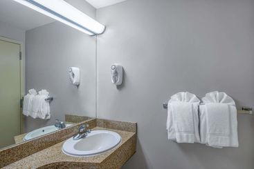 هتل Super 8 By Wyndham Brooklyn / Park Slope