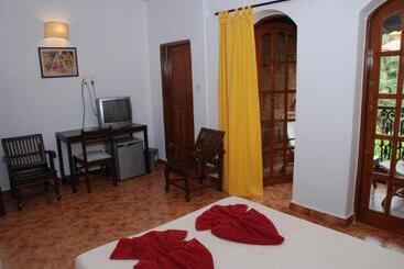 هتل Sea Breeze Beach Resort Candolim Goa