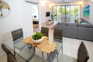 هتل Waters Edge Apartment Cairns