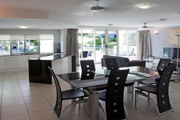 هتل Waters Edge Apartment Cairns