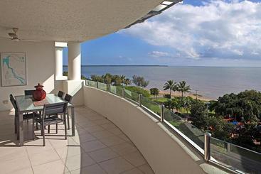 هتل Waters Edge Apartment Cairns