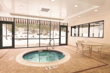 هتل Hampton Inn & Suites Lake George