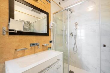 هتل The Five Oscars Inn