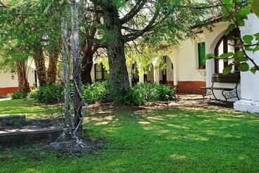 تختخواب و صبحانه Estancia Turística El Ombú