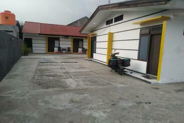 هتل Oyo 90699 Yellow White Guesthouse Palu