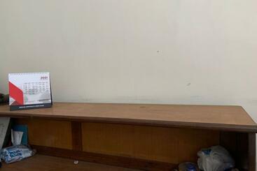 هتل Oyo 90699 Yellow White Guesthouse Palu