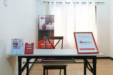 בית מלון כפרי Reddoorz @ Jolly Orange Paranaque
