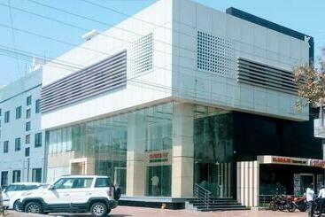 Отель Kanishka International