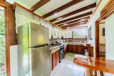 هاستل Casa Blossom   Beach Paradise Retreat, Fully Equipped, Holiday Home