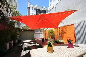 Отель Zing Backpackers