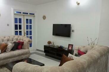 تختخواب و صبحانه E   Glisters Home