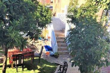 هتل Las Palmeras Eco Hostel