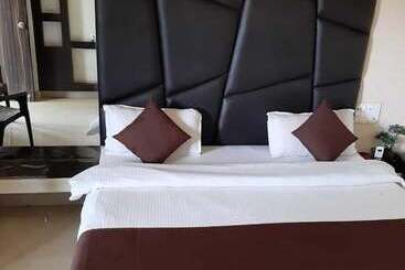 בית מלון כפרי Khalsa Lake View Resort