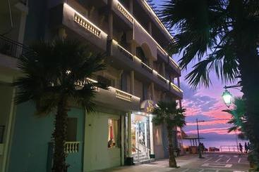 هتل Mantas Seaside Boutique