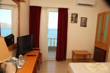 هتل Mantas Seaside Boutique