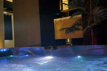 هتل La Suite Grenoble Spa Jacuzzi Et Sauna Privatif