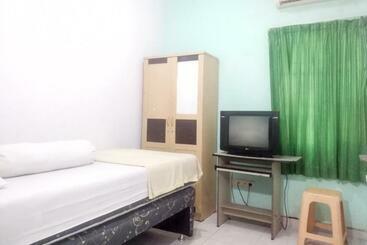 هتل Pavilon Homestay Near Stikes Harapan Ibu Redpartner