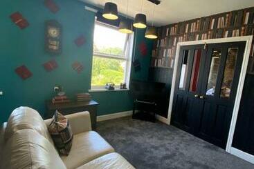 هاستل The Library Style Room