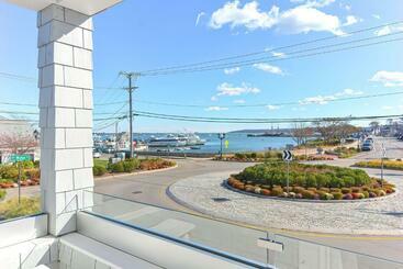 Harbourtown Suites On Plymouth Harbor