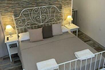 تختخواب و صبحانه Relais Medea