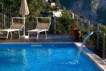 تختخواب و صبحانه H.h.le Palme