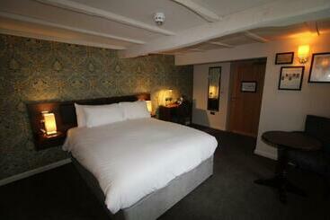 هتل Rooms @ The Dolau Inn