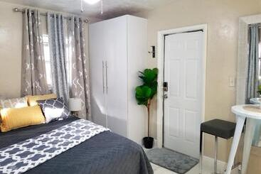 پانسیون Glam Private Studio 4 Miles From Beach