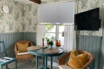 B&b Bland Ormbunkar Och Rosor