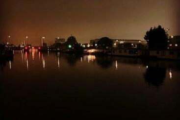 住宿加早餐  Amster Houseboat Bed Without Breakfast