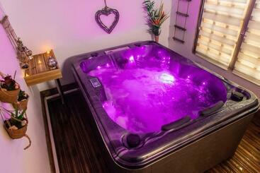 تختخواب و صبحانه Aux 3 Nuances Suites Privatives & Spa