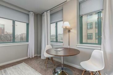 Park Pacific Spacious Dt Apts With Free Parking By Zencity