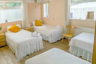 تختخواب و صبحانه Healing Waters Sanctuary For Exclusive Private Hire And Self Catering Board, Vegetarian, Alcohol & W