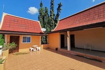 هتل Lek Homestay