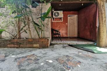 هتل Lek Homestay