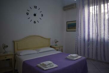 تختخواب و صبحانه In Riva Al Mare
