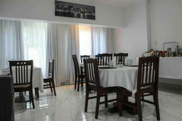 پانسیون Semeni Asante Guesthouse