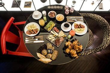 Hotel Hôtel Du Rond Point Des Champs élysées Esprit De France