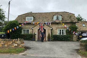 تختخواب و صبحانه The Old School, Idbury, Ox7 6ru