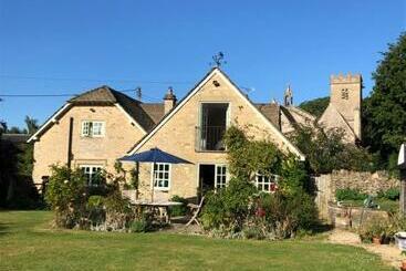 تختخواب و صبحانه The Old School, Idbury, Ox7 6ru