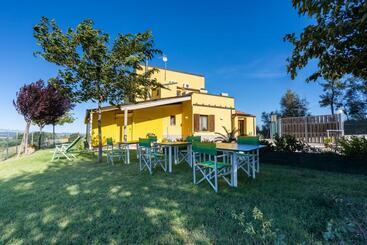 تختخواب و صبحانه La Casa Del Sole