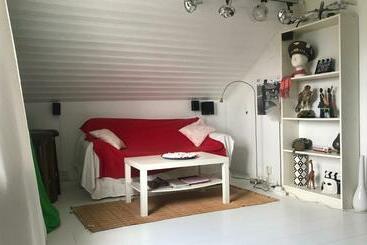 تختخواب و صبحانه The Cozy Little House